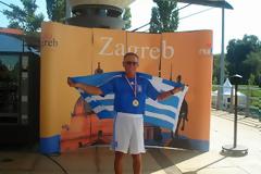 Στα 69 δαμάζει τα κύματα και τρέχει στους μαραθώνιους