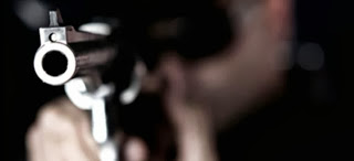 Φωκίδα: Ανθρωποκυνηγητό για τους κουκουλοφόρους με τα όπλα, που λήστεψαν διανομέα τσιγάρων - Φωτογραφία 1
