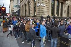 iPhone 5S: Παράνοια, ουρές... χιλιομέτρων και μαύρη αγορά!