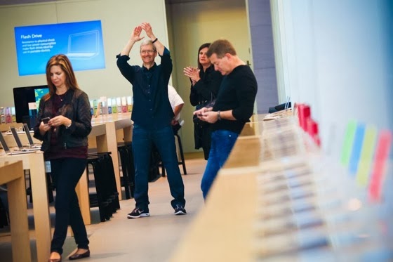 Ο Tim Cook επισκέπτεται κατάστημα της Apple για να ευχαριστήσει τον κόσμο - Φωτογραφία 1