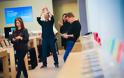 Ο Tim Cook επισκέπτεται κατάστημα της Apple για να ευχαριστήσει τον κόσμο