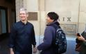 Ο Tim Cook επισκέπτεται κατάστημα της Apple για να ευχαριστήσει τον κόσμο - Φωτογραφία 2