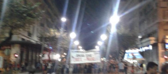 ΘΕΣΣΑΛΟΝΙΚΗ ΤΩΡΑ: Στην Αριστοτέλους η πορεία - Οι διαδηλωτές έστησαν οδοφράγματα και καίνε κάδους - Φωτογραφία 2