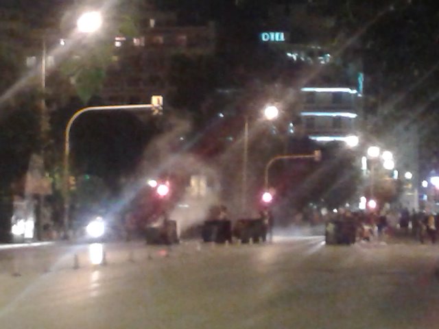 ΘΕΣΣΑΛΟΝΙΚΗ ΤΩΡΑ: Στην Αριστοτέλους η πορεία - Οι διαδηλωτές έστησαν οδοφράγματα και καίνε κάδους - Φωτογραφία 3