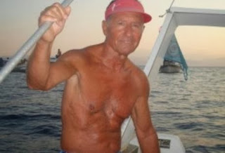 Στα 69 του χρόνια δαμάζει τα κύματα και τρέχει στους μαραθώνιους - Φωτογραφία 1