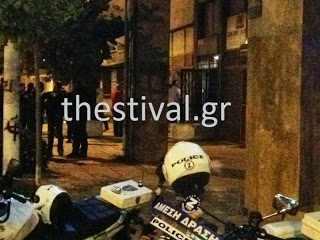 ΠΡΙΝ ΛΙΓΟ: Έφοδος της Αστυνομίας στα γραφεία της Χρυσής Αυγής στη Θεσσαλονίκη - Φωτογραφία 1