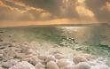 Τεράστιες καταβόθρες «ρουφάνε» τη Νεκρά Θάλασσα