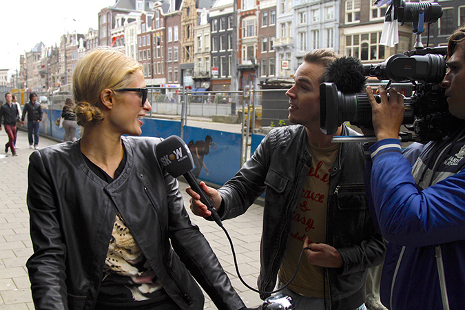 Paris Hilton: Βόλτες με ποδήλατο στο Αμστερνταμ - Φωτογραφία 13