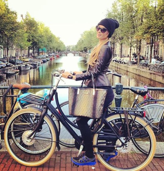 Paris Hilton: Βόλτες με ποδήλατο στο Αμστερνταμ - Φωτογραφία 14