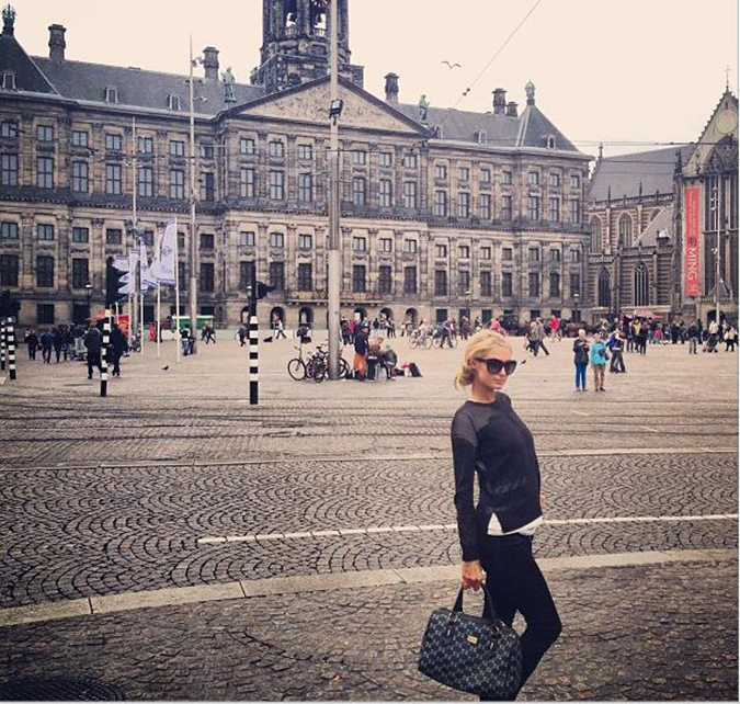 Paris Hilton: Βόλτες με ποδήλατο στο Αμστερνταμ - Φωτογραφία 4