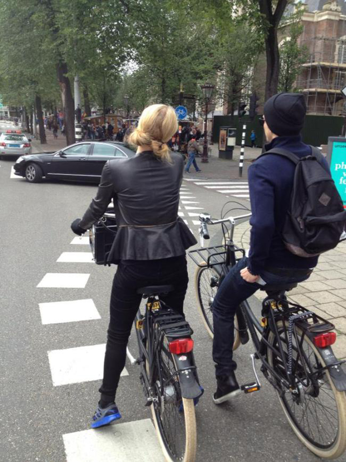 Paris Hilton: Βόλτες με ποδήλατο στο Αμστερνταμ - Φωτογραφία 6
