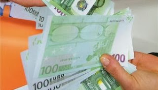 Πιτσιρίκια ανακάλυψαν τις οικονομίες ηλικιωμένης σε ερειπωμένο σπίτι στα Ιωάννινα και έκαναν τα λεφτά... χαρτοπόλεμο - Φωτογραφία 1