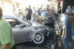 Αχαΐα: Τον πανικό έσπειρε Porche στην κεντρική πλατεία της Αχαγιάς! - Έπεσε πάνω στα σταθμευμένα ΙΧ, διαλύθηκε και ο οδηγός... εξαφανίστηκε! - Δείτε φωτο