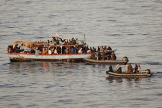 Ένα σκάφος με μετανάστες αναχαιτίσθηκε στ' ανοικτά της Σικελίας, μια νεαρή γυναίκα βρέθηκε νεκρή - Φωτογραφία 1