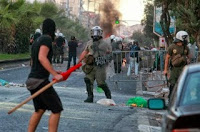 Guardian: Η βία στους δρόμους της Ελλάδας απειλεί τη διάσωση της... !!! - Φωτογραφία 1