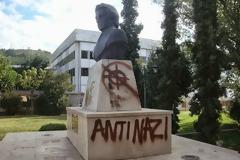 Αντιφασιστικά συνθήματα στην προτομή του Αμοιρίδη στην Ξάνθη
