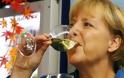 Μέρκελ: Το γλεντάει πίνοντας λευκό κρασί