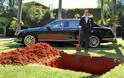 Ετοίμασε τάφο που χωράει και το αυτοκίνητό του για να το πάρει μαζί του [Photos - Video]