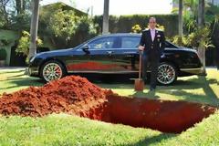 Ετοίμασε τάφο που χωράει και το αυτοκίνητό του για να το πάρει μαζί του [Photos - Video]