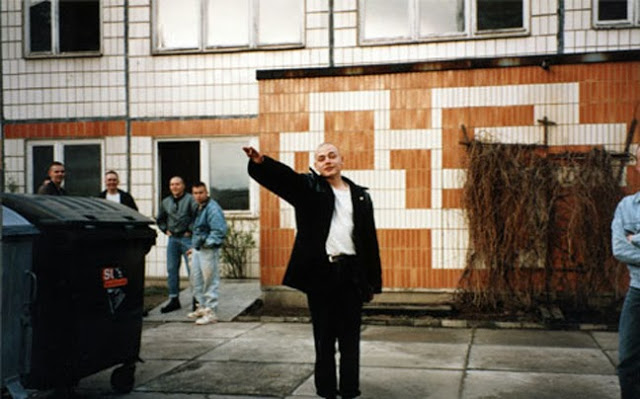 Όταν η Μέρκελ βρέθηκε σε δραστηριότητα νεοναζί - Φωτογραφία 4