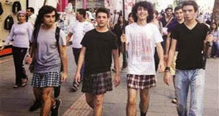 Αγορια έβαλαν φούστα γιατί τις απαγόρευσαν σε συμμαθήτριές τους - Φωτογραφία 1