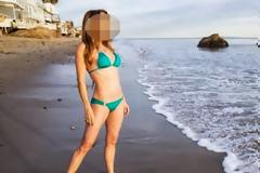 Και όμως έχει αυτό το σώμα, τρία εγγόνια και είναι… 62 χρονών!
