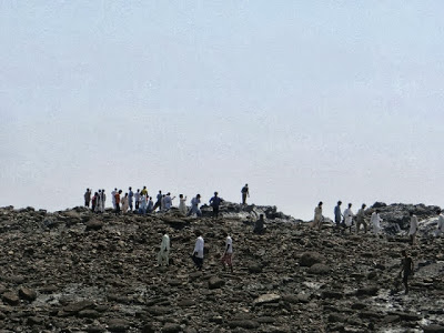 Πάνω στο νησί που αναδύθηκε μετά τον σεισμό στο Πακιστάν - Φωτογραφία 2
