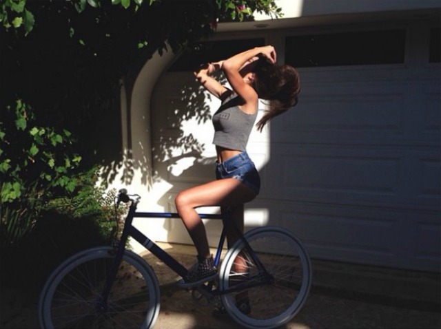 Η Κένταλ Τζένερ μας φτιάχνει την ημέρα όταν κάνει ποδήλατο [εικόνα] - Φωτογραφία 2