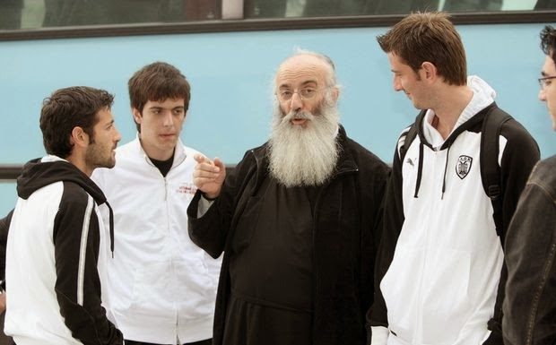 Γνωρίστε τον παπα-ΠΑΟΚ-Ο πατήρ Χρήστος Μήτσιος, «ευλογεί» στη Τούμπα [βίντεο + εικόνες] - Φωτογραφία 4