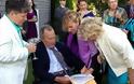 Ο Τζορτζ Μπους και η γυναίκα του σε γάμο λεσβιών