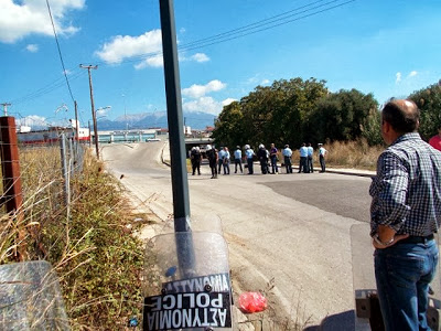 Αγρίνιο-Τώρα: Ένταση στο κέντρο - Πορεία μαθητών και αντεξουσιαστών προς τα γραφεία της Χ..Α - Φωτογραφία 2