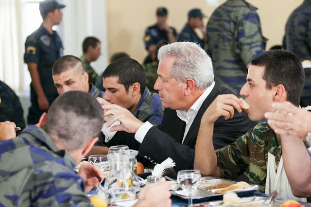 Φωτό από την επίσκεψή Αβραμόπουλου στην 124 Πτέρυγα Βασικής Εκπαίδευσης - Φωτογραφία 12