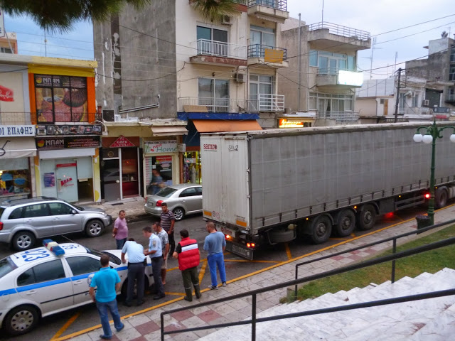 Βούλγαρος φορτηγατζής προκάλεσε πανικό στο κέντρο της Ξάνθης - Φωτογραφία 2