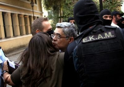 Η δακρυσμένη Ουρανία Μιχαλολιάκου προσπαθεί να αγκαλιάσει τον πατέρα της - Φωτογραφία 2