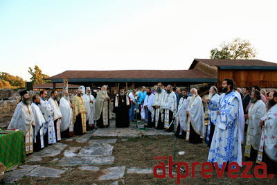 Ιστορικό γεγονός. Iερά ακολουθία στα ερείπια της Παλαιοχριστιανικής Βασιλικής του Αλκίσωνος, στην Αρχαία Νικόπολη, μετά από 1500 χρόνια, τέλεσε ο Μητροπολίτης Νικοπόλεως και Πρεβέζης Χρυσόστομος. - Φωτογραφία 2