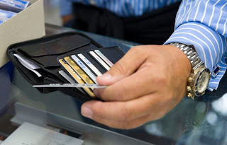 Λιγότερος φόρος για όσους πληρώνουν με πιστωτική κάρτα - Φωτογραφία 1