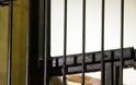Ο Ηλίας Κασιδιάρης πίσω από τα κάγκελα της Εισαγγελίας κοιτά συνοφρυωμένος το κενό