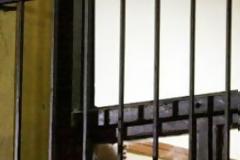 Ο Ηλίας Κασιδιάρης πίσω από τα κάγκελα της Εισαγγελίας κοιτά συνοφρυωμένος το κενό