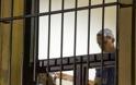 Ο Ηλίας Κασιδιάρης πίσω από τα κάγκελα της Εισαγγελίας κοιτά συνοφρυωμένος το κενό - Φωτογραφία 2