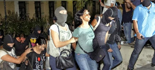 Οι τρεις γυναίκες που συνελήφθησαν για συμμετοχή στη ΧΑ: Η σύζυγος του Λαγού, η σύζυγος του Πατέλη και η αστυνομικός - Φωτογραφία 1