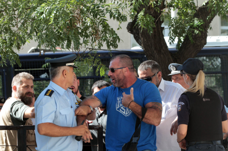 Όλες οι φωτογραφίες των στελεχών της Χρυσής Αυγής στη ΓΑΔΑ και την Ευελπίδων - Φωτογραφία 16