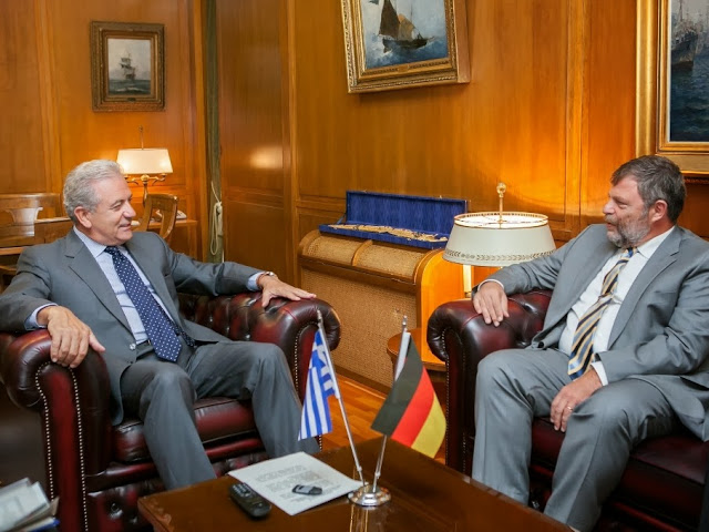 Συνάντηση ΥΕΘΑ Δημήτρη Αβραμόπουλου με τον Πρέσβη της Γερμανίας - Φωτογραφία 1
