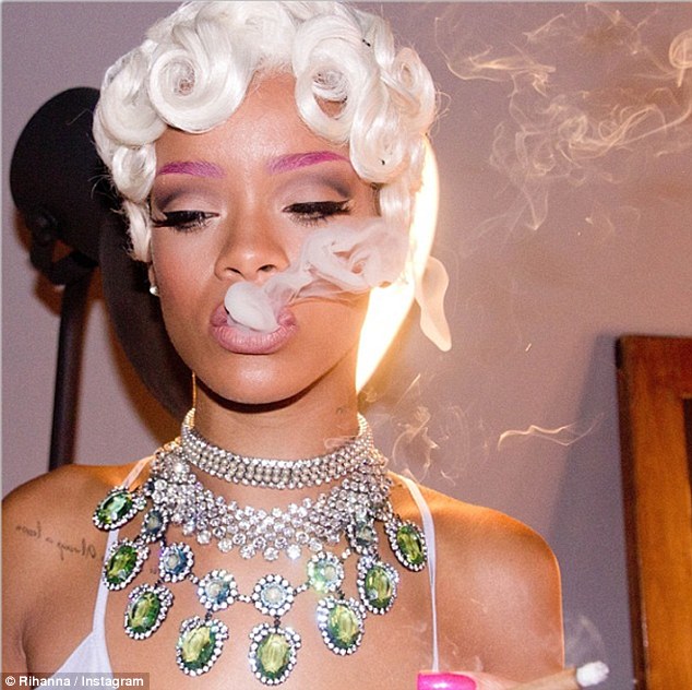 Rihanna: Με διχτυωτή, ολόσωμη φόρμα στα γυρίσματα του νέου της βίντεοκλιπ - Φωτογραφία 3