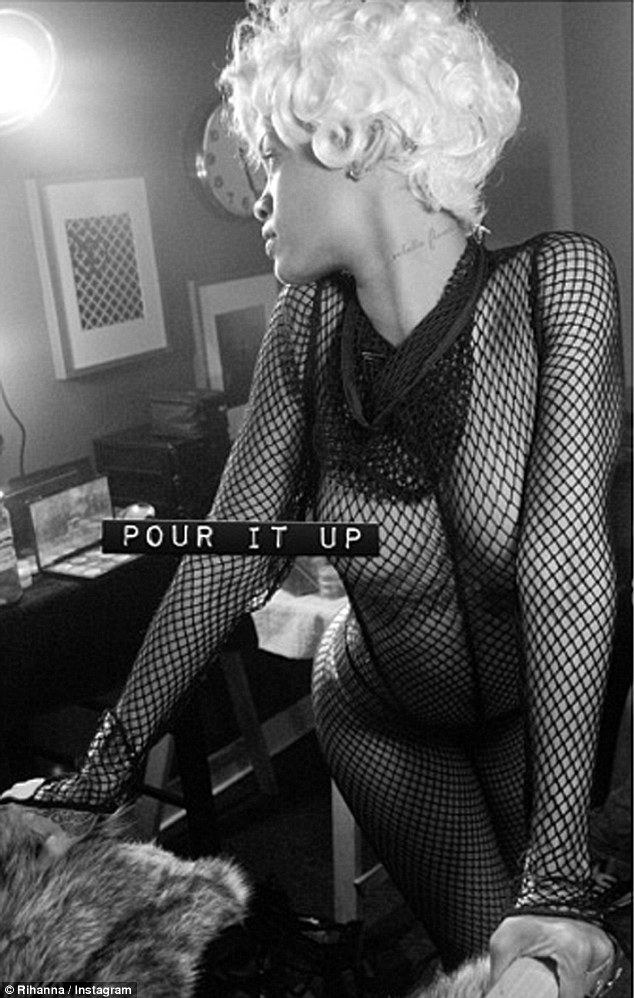 Rihanna: Με διχτυωτή, ολόσωμη φόρμα στα γυρίσματα του νέου της βίντεοκλιπ - Φωτογραφία 5