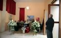 Εικόνες από το λαϊκό προσκύνημα της σορού της Πόλυ Πάνου στο παρεκκλήσι του Α' Νεκροταφείου - Φωτογραφία 5