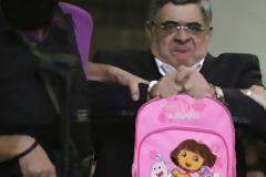 Οι χιουμοριστικές φωτογραφίες για τους συλληφθέντες χρυσαυγίτες και η ροζ τσάντα του Μιχαλολιάκου