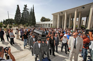 Βαρύ πένθος στην κηδεία της Πόλυ Πάνου - Φωτογραφία 1