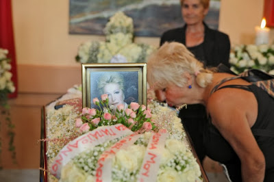 Βαρύ πένθος στην κηδεία της Πόλυ Πάνου - Φωτογραφία 2