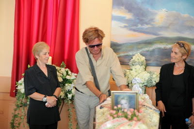 Βαρύ πένθος στην κηδεία της Πόλυ Πάνου - Φωτογραφία 4