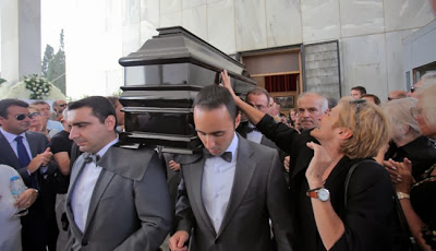 Βαρύ πένθος στην κηδεία της Πόλυ Πάνου - Φωτογραφία 6